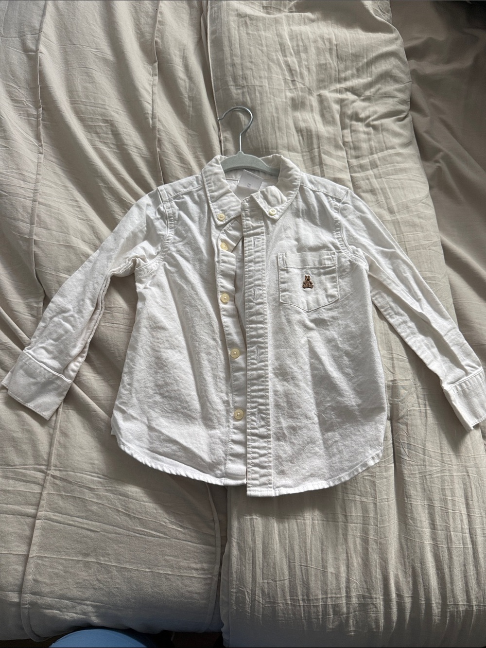 GAP White Button-Down Shirt with Chest Pocket Detail